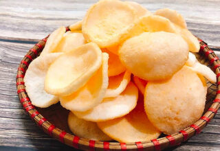 Bánh phồng tôm – Món finger food “quốc dân” cho mọi loại tiệc sự kiện năm 2025