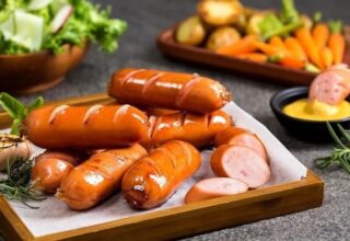 Xúc Xích Chiên – Top 5 Món Finger Food “Quốc Dân” Không Thể Thiếu Trong Mọi Sự Kiện